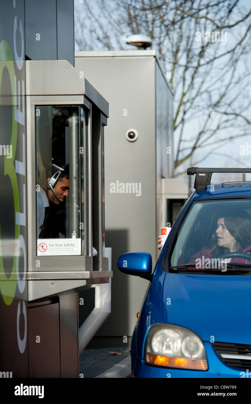 McDonalds-Antrieb durch Restaurant in den Vororten von Harrow, ein Auto stoppt am Stand Stockfoto