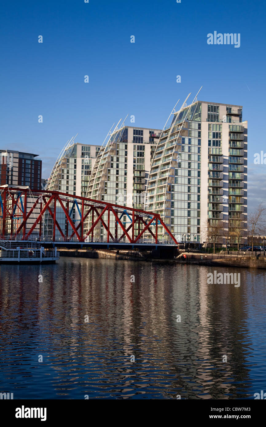 Reflexionen von modernen Gebäuden und Architektur der regenerierten Salford Kais auf WharfSide, Manchester, UK Stockfoto