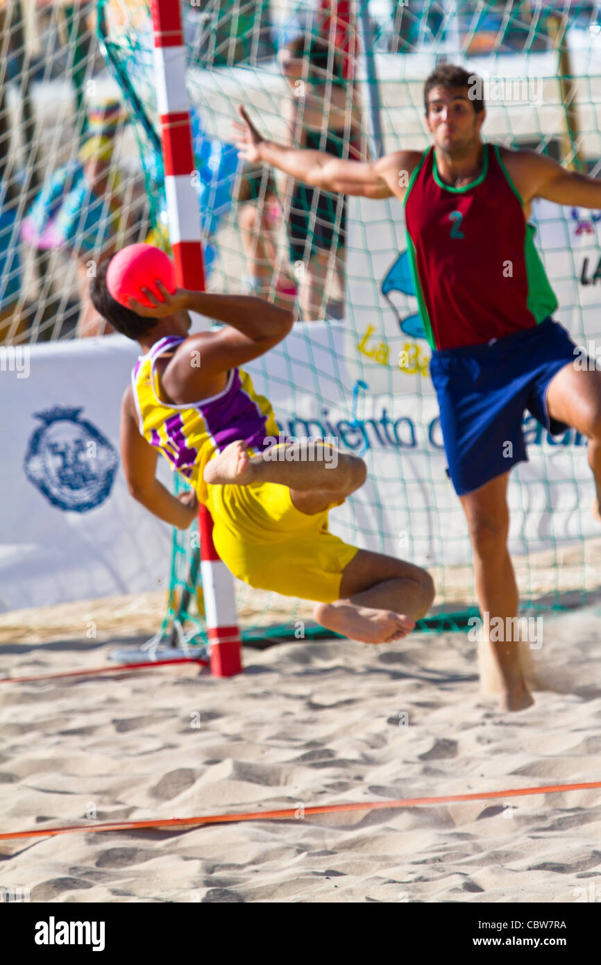 Nicht identifizierter Spieler konkurrieren in einem Match zwischen Los Negritos und Ademar Adentro in der 19. Liga der Beachhandball Stockfoto