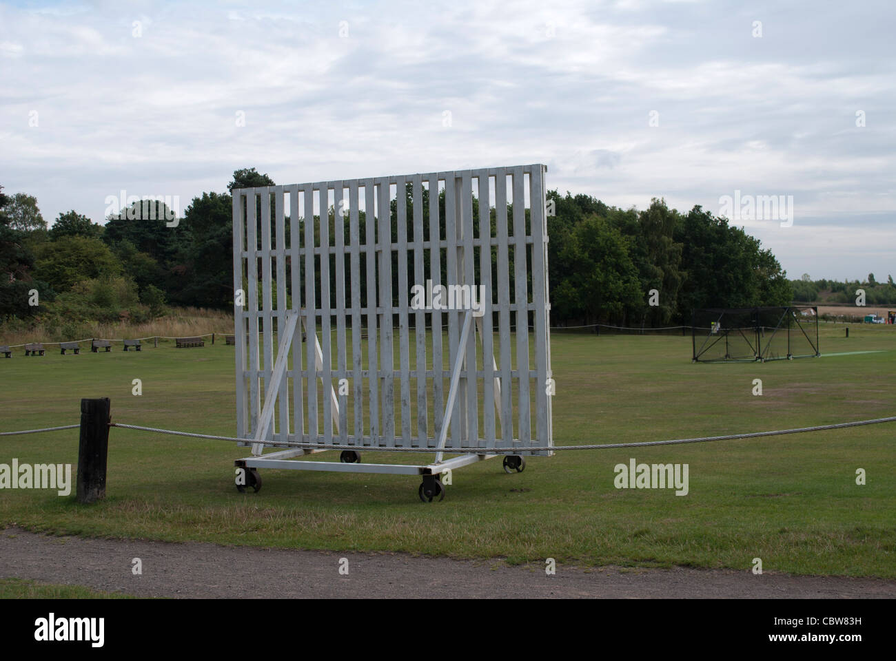 Cricket-Sichtschutz am Rande eines Cricket-Platz mit Bäumen im Hintergrund Stockfoto