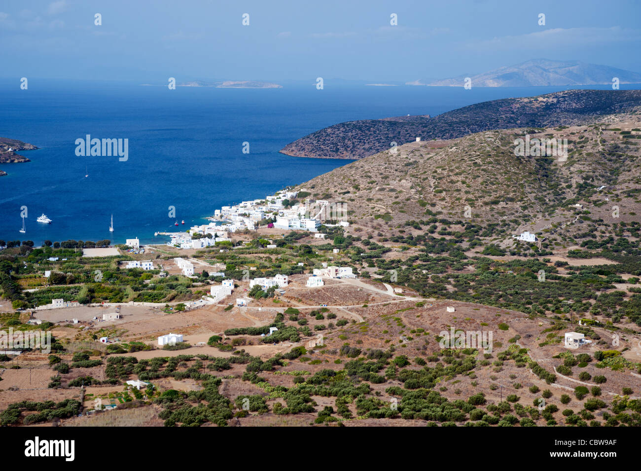 Blick auf Xilokeratidi, einer kleinen Siedlung neben Katapola, auf den griechischen Kykladen Insel Amorgos. Stockfoto