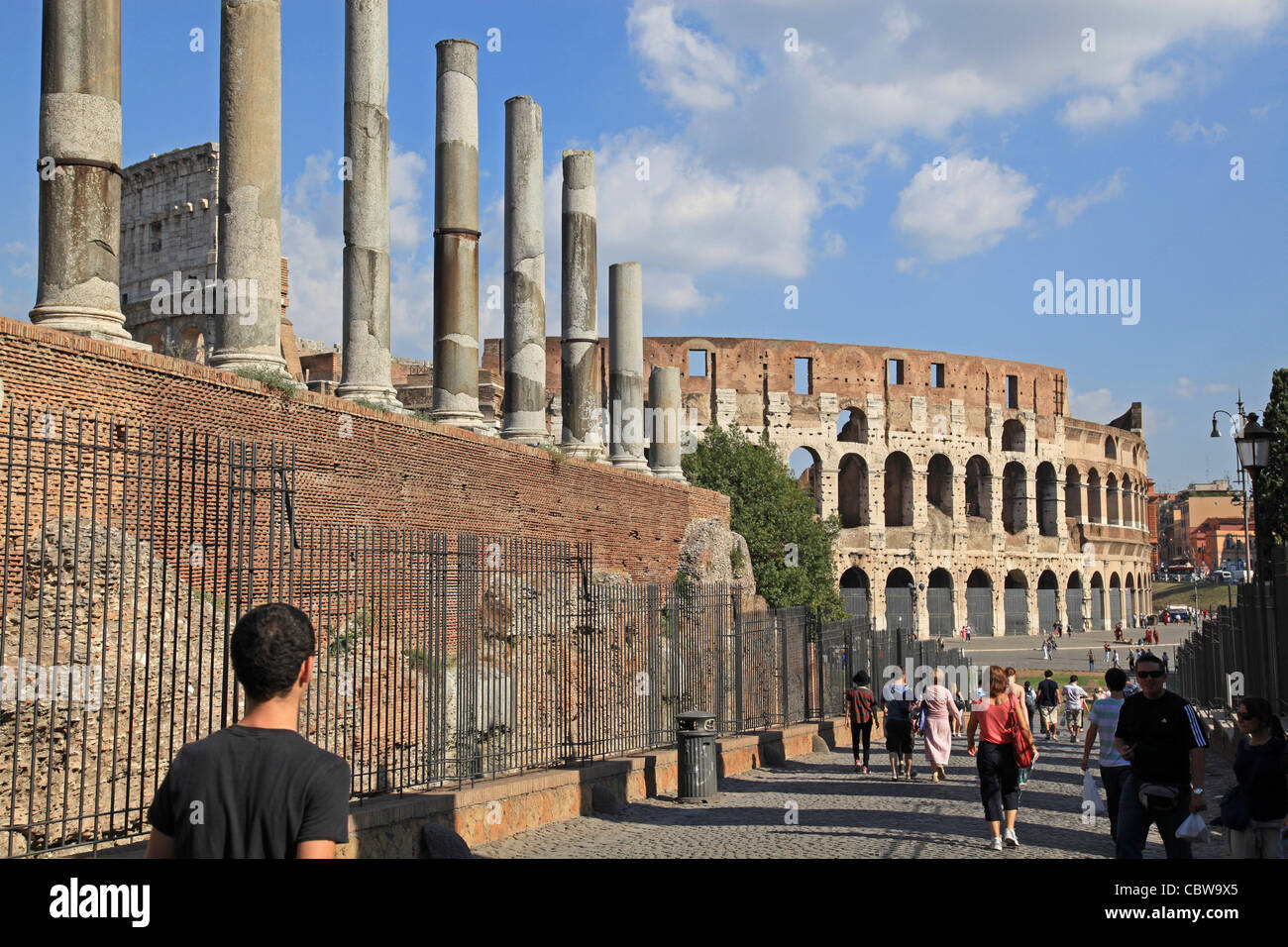 Ruinen des Forum romanum mit Kolosseum im Hintergrund Stockfoto