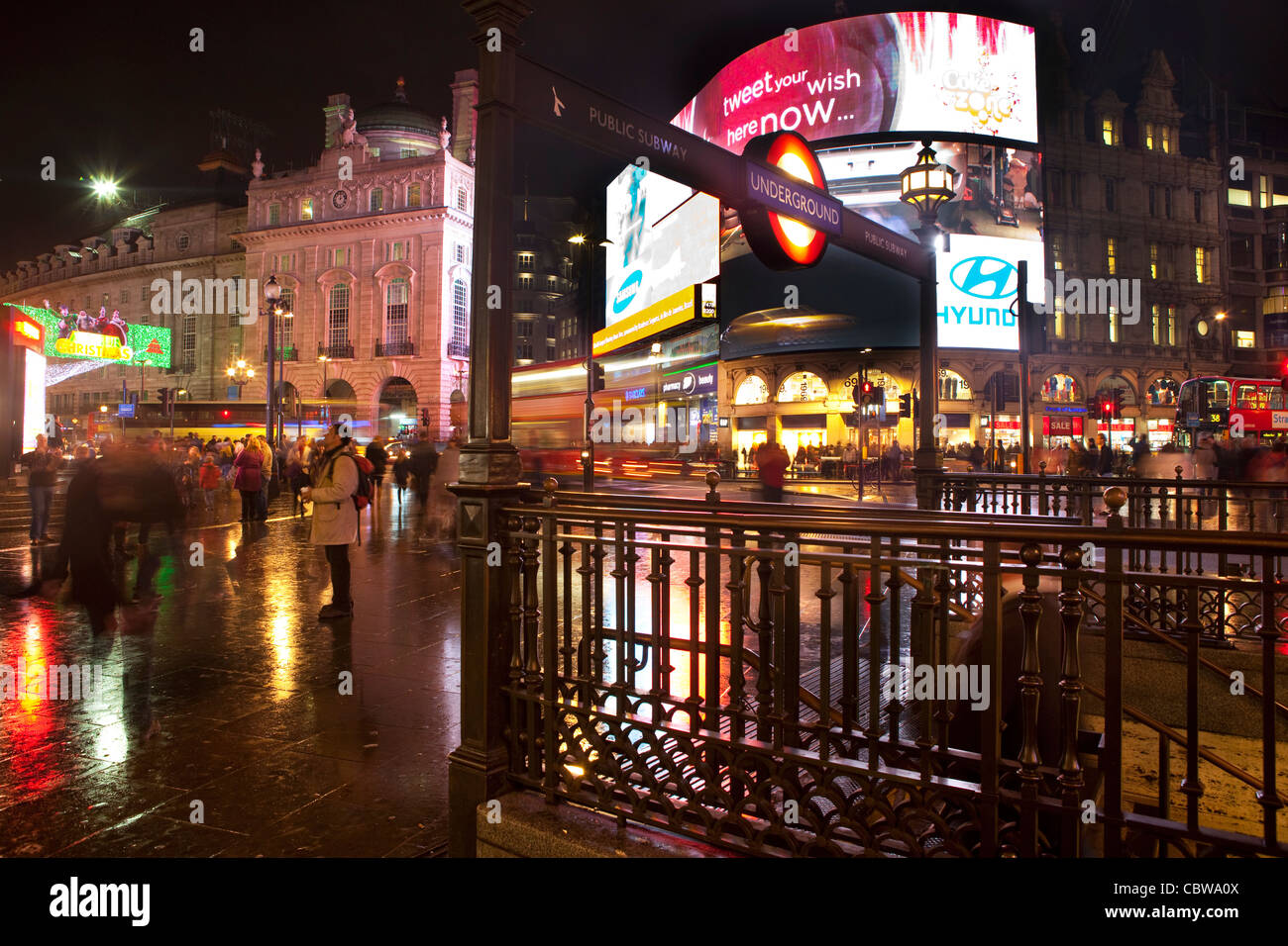 Piccadilly Circus in London in der Nacht. Stockfoto