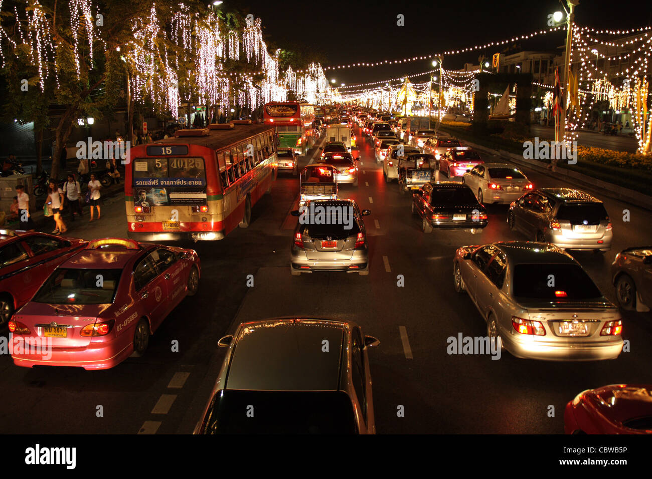 Bangkok-Verkehr in der Nacht Stockfoto