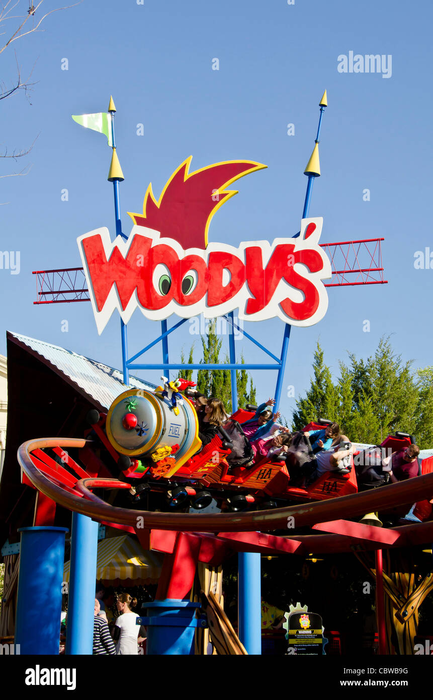 Woody Woodpecker Nuthouse Coaster mit Touristen bei Universal Studios Orlando Florida Stockfoto