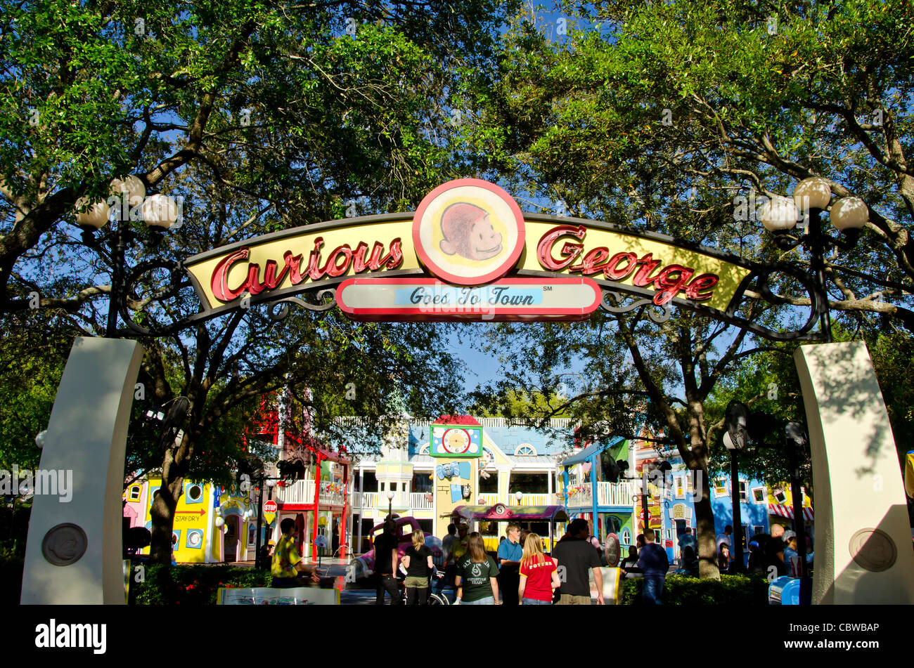 Curious George geht an Ortstafel Attraktion und Touristen bei Universal Studios Orlando Florida Stockfoto