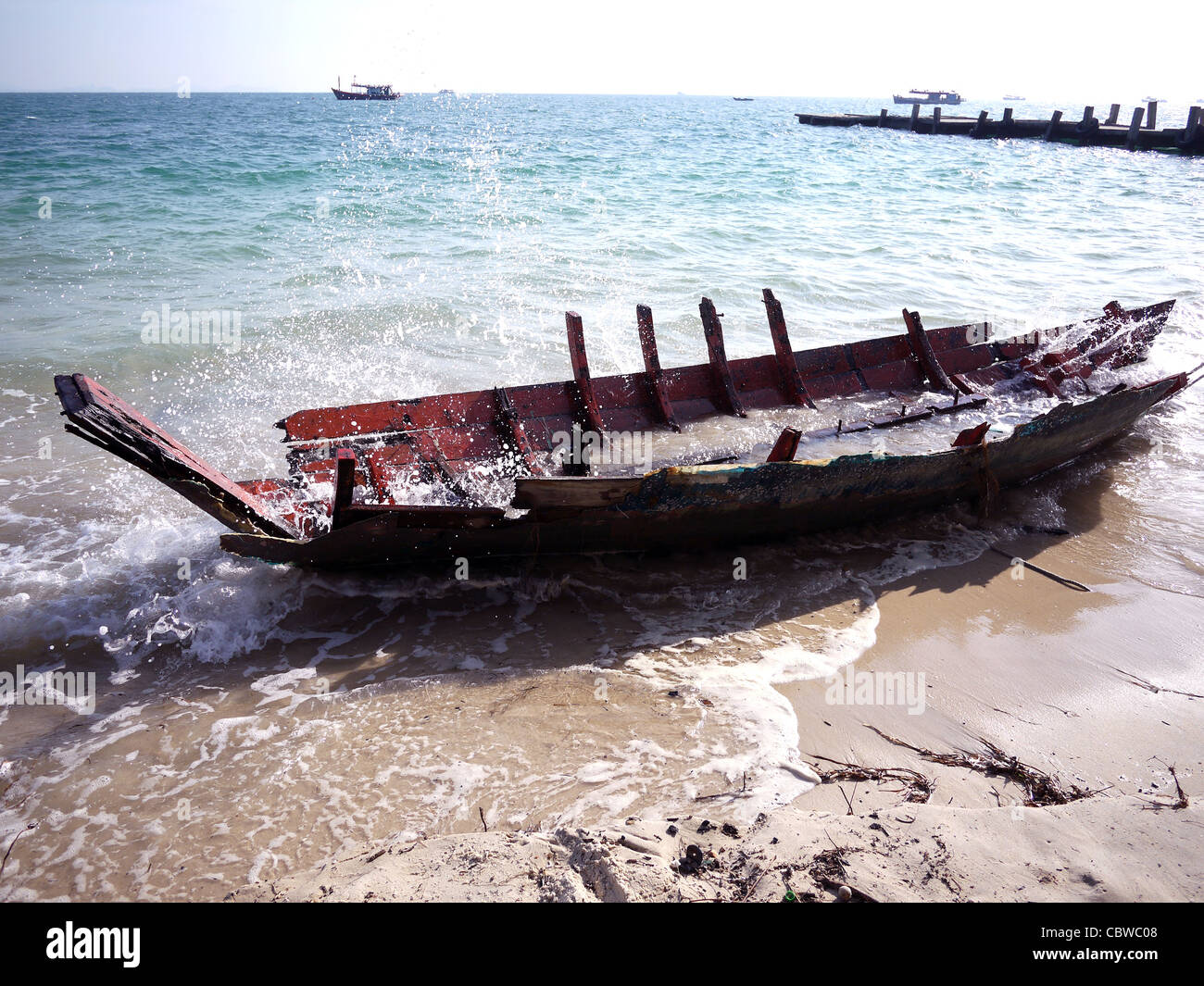 Zerstörten Boot am Meeresstrand Stockfoto