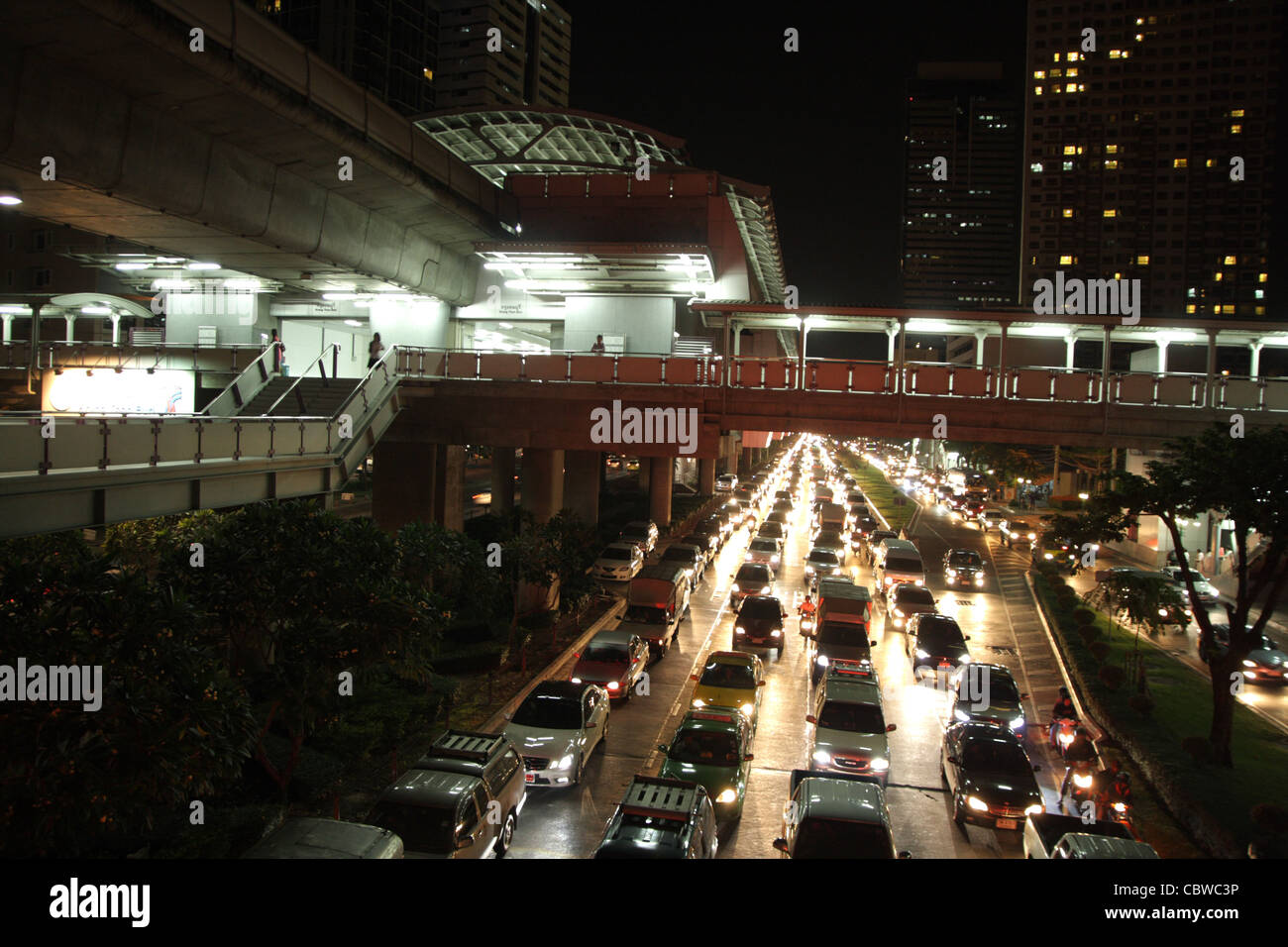 Bangkok-Verkehr, BTS-Station in der Nacht Stockfoto