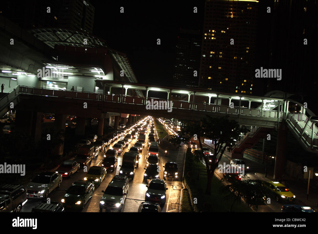 Bangkok-Verkehr, BTS-Station in der Nacht Stockfoto