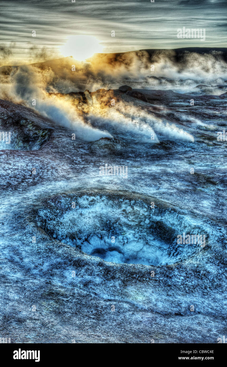 Fumarolen und seltsame Landschaften bei Sol de Manana Erdwärmefeldes in Bolivien in der Nähe der Grenze Bolivien/Chile Stockfoto