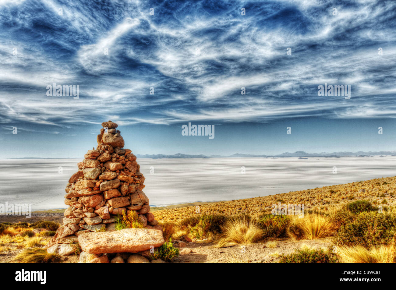 Ein Blick über den Salar de Uyuni von hoch auf dem Vulkan Tunupa Stockfoto