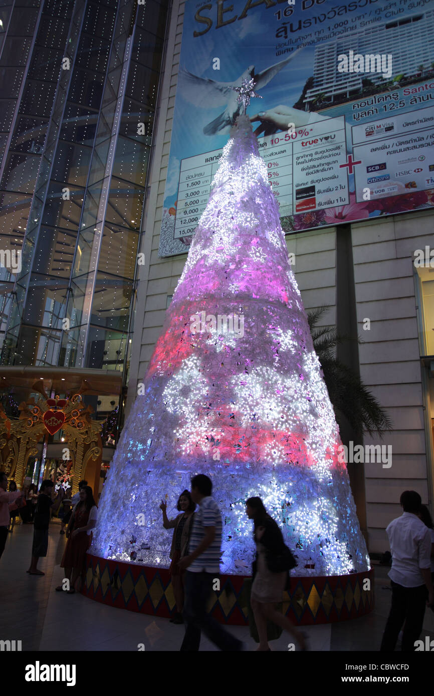 Weihnachtsbaum im Siam Paragon Shopping Mall in Bangkok Stockfoto