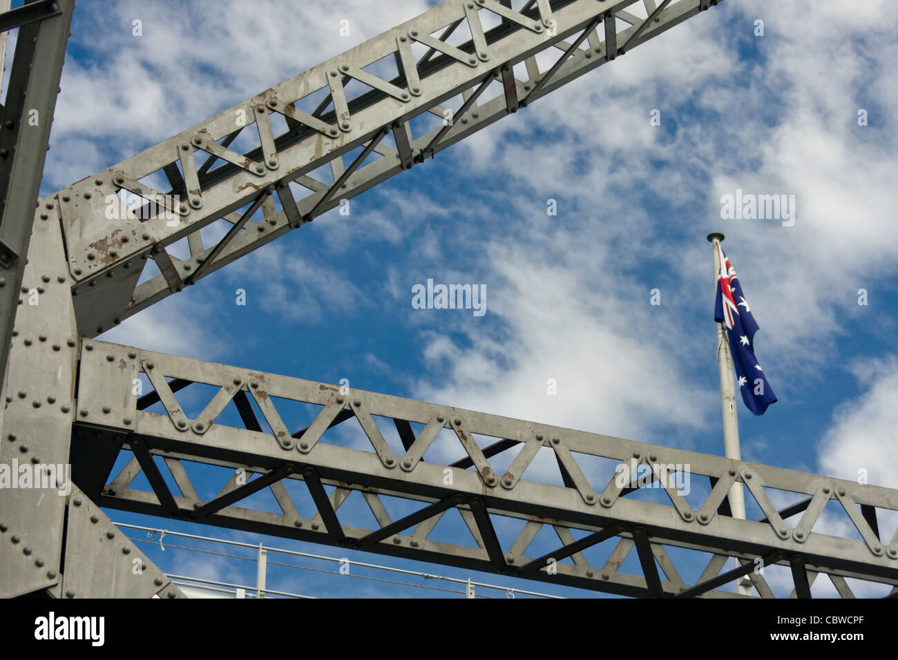 Die australische Flagge fliegt vom oberen Rand der Story Bridge in Brisbane Stockfoto