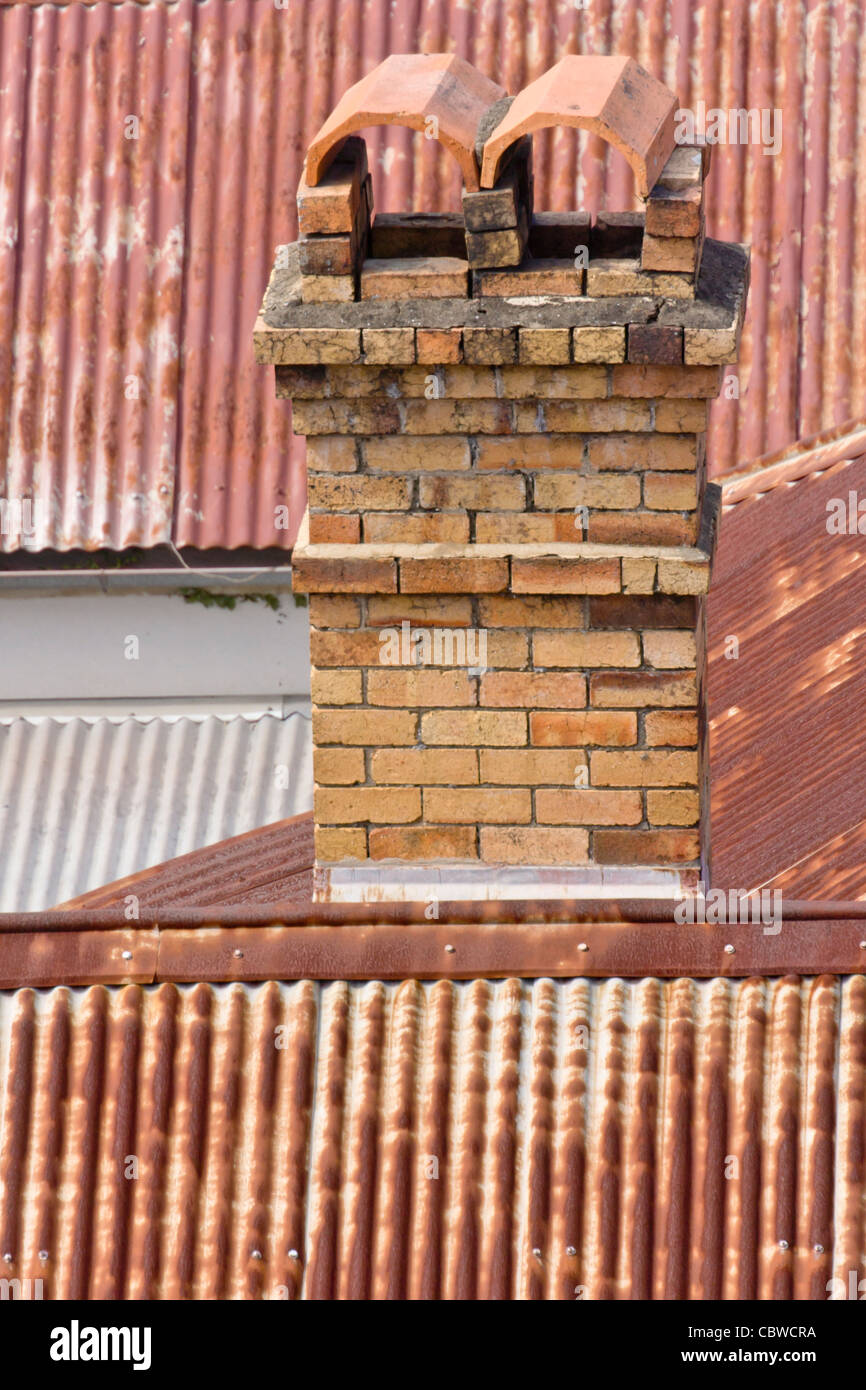 Ältere Häuser in Brisbane wurden in der Regel aus Holz mit einem gemauerten Kamin und ein Wellblechdach gemacht. Stockfoto