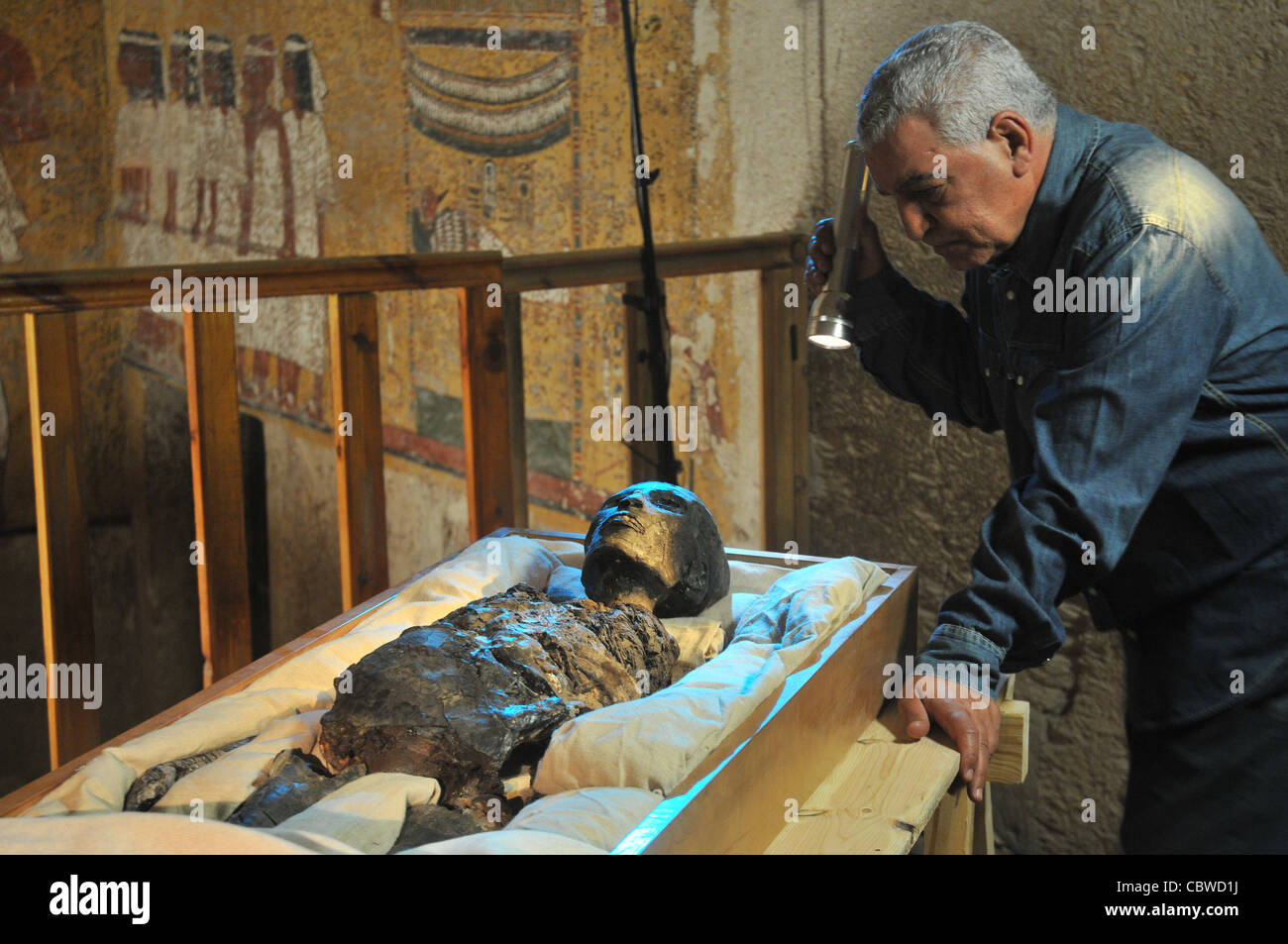 Zahi Hawass Prüfung King Tut-Mumie im Grab des Tutanchamun im Tal der Könige in Luxor, Ägypten Stockfoto