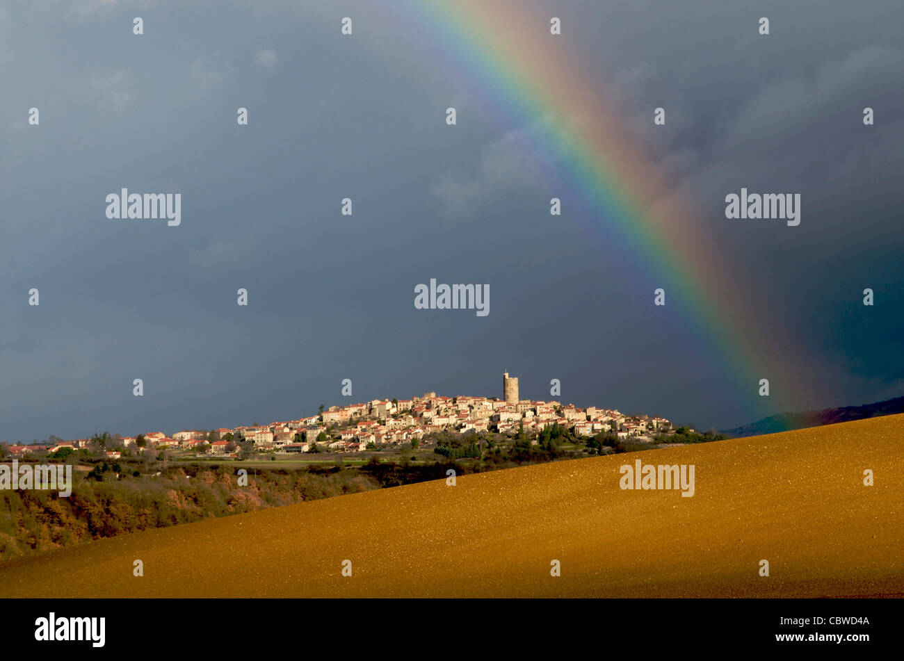 Regenbogen über der Landschaft und Dorf Montpeyroux, Auvergne, Frankreich Stockfoto