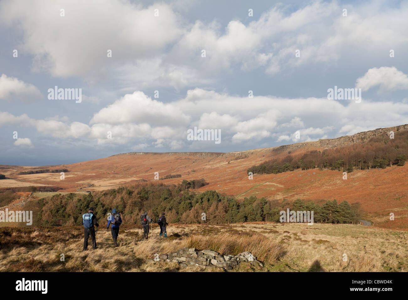 Wanderer, die vom Carhead Felsen mit Blick auf Stanage Edge im Peak District National Park, Derbyshire, UK Stockfoto