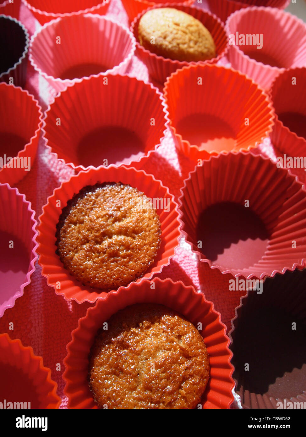 Muffins und Kuchen leeren Koffer Stockfoto