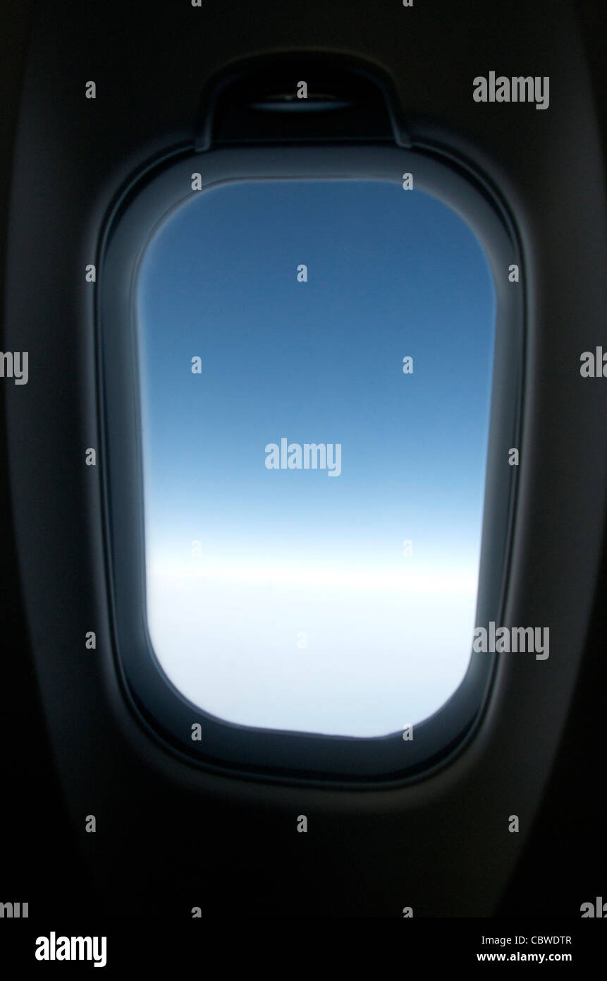 Nahaufnahme der Fenster Flugzeug mit Himmel. Stockfoto
