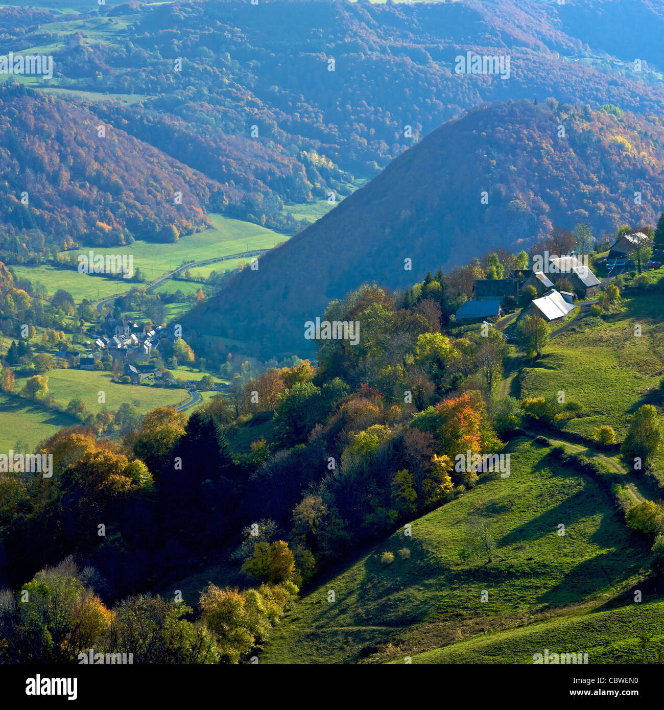 Dorf an der Unterseite eines grünen Tals in der Auvergne, Frankreich. Stockfoto