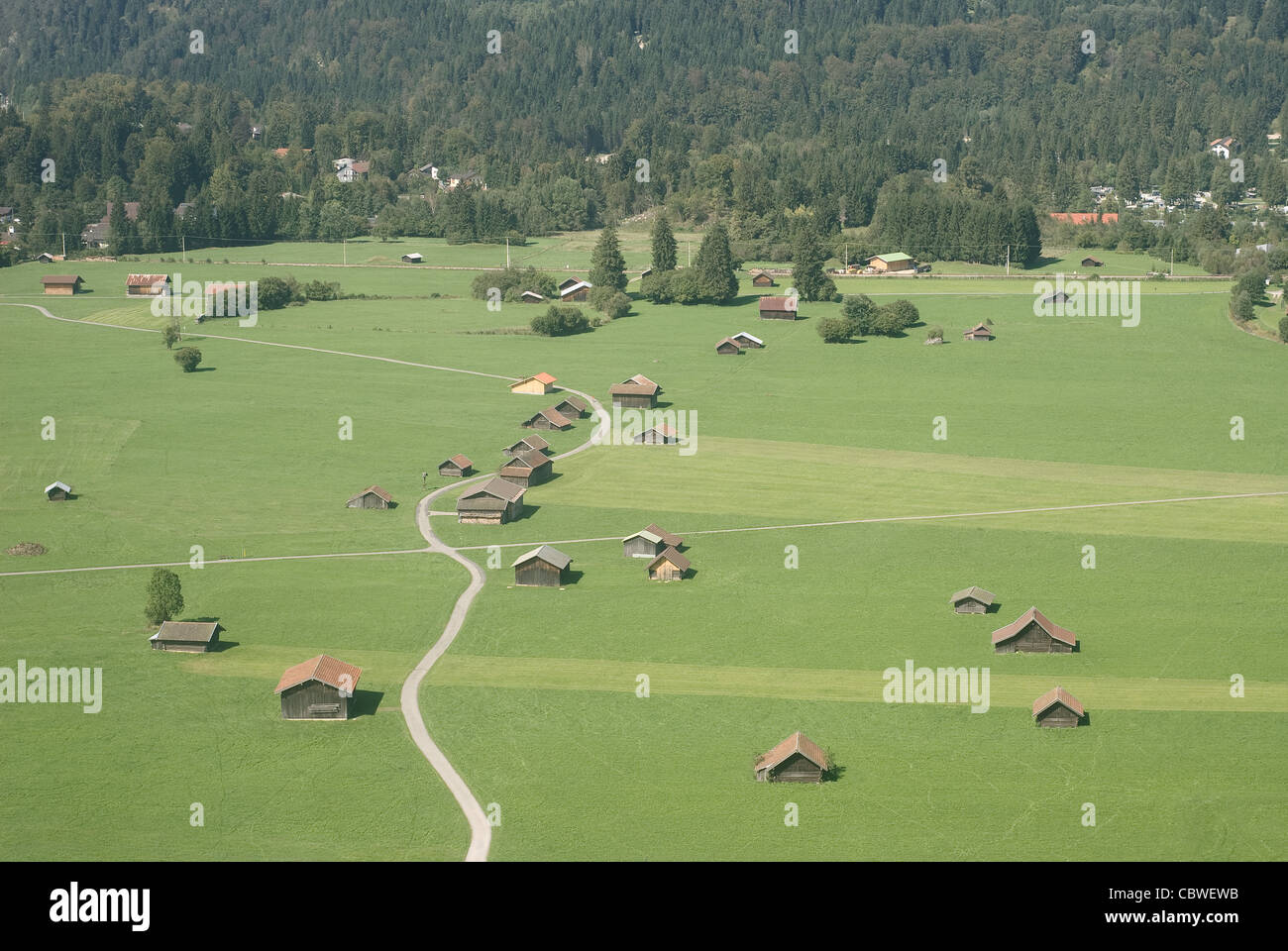 Herbst-Landschaft in den deutschen Alpen mit Farmen Stockfoto