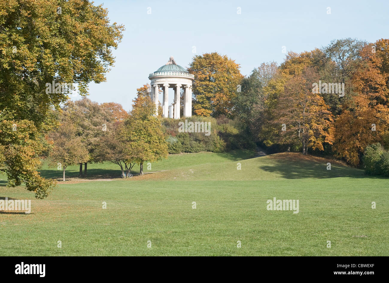 Monopteros im englischen Garten mit Herbstfarben Stockfoto