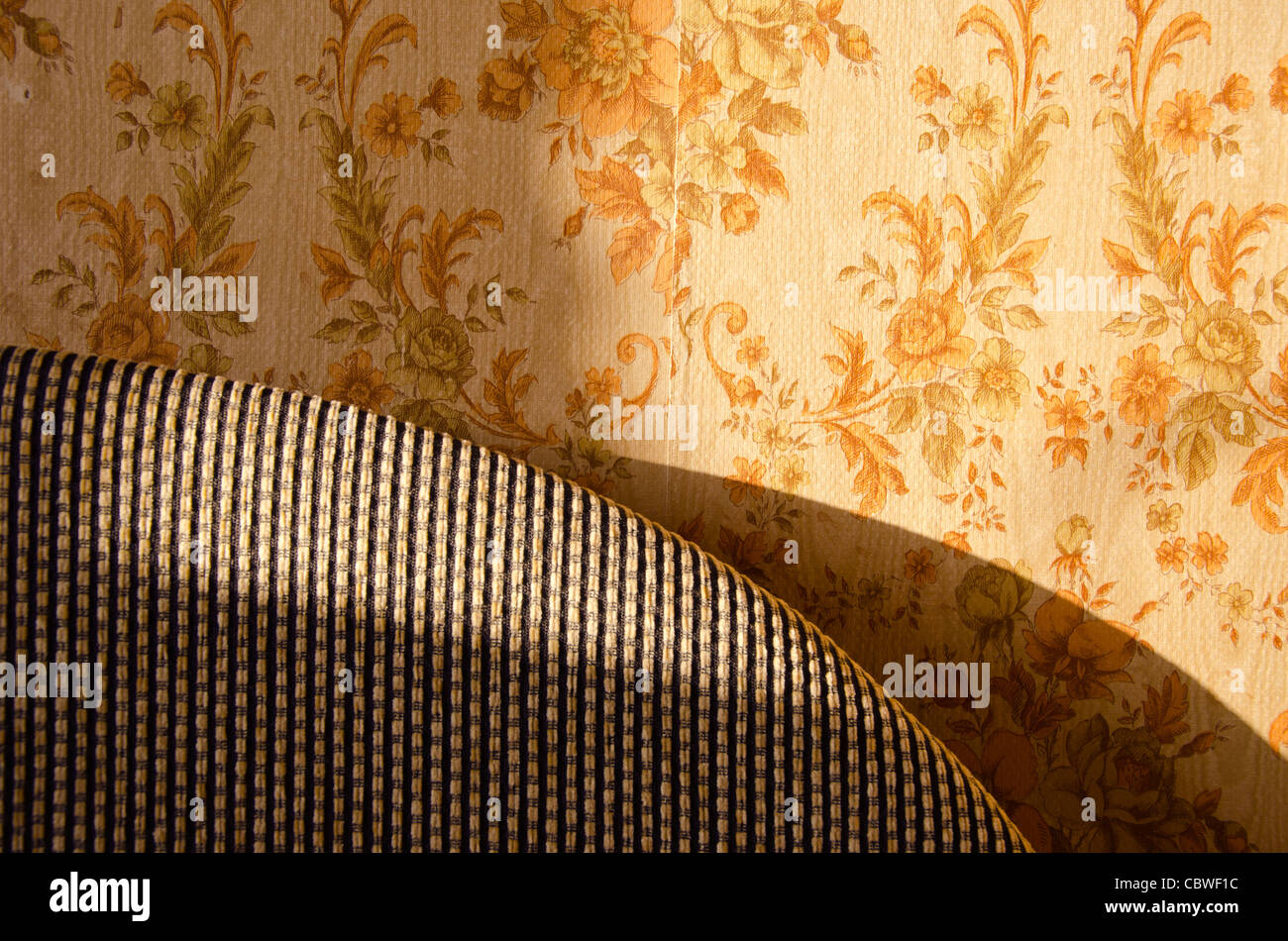 Alte Heimat Innenarchitektur. Teil des Bett und Wand mit Tapete Hintergrund. Stockfoto