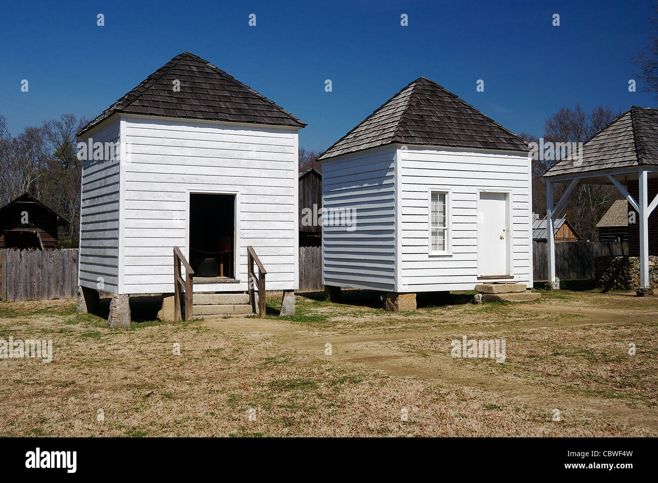 Zwei kleine Gebäude auf dem Gelände der historischen Latta-Plantage. In der Nähe von Charlotte, in Huntersville, North Carolina Stockfoto
