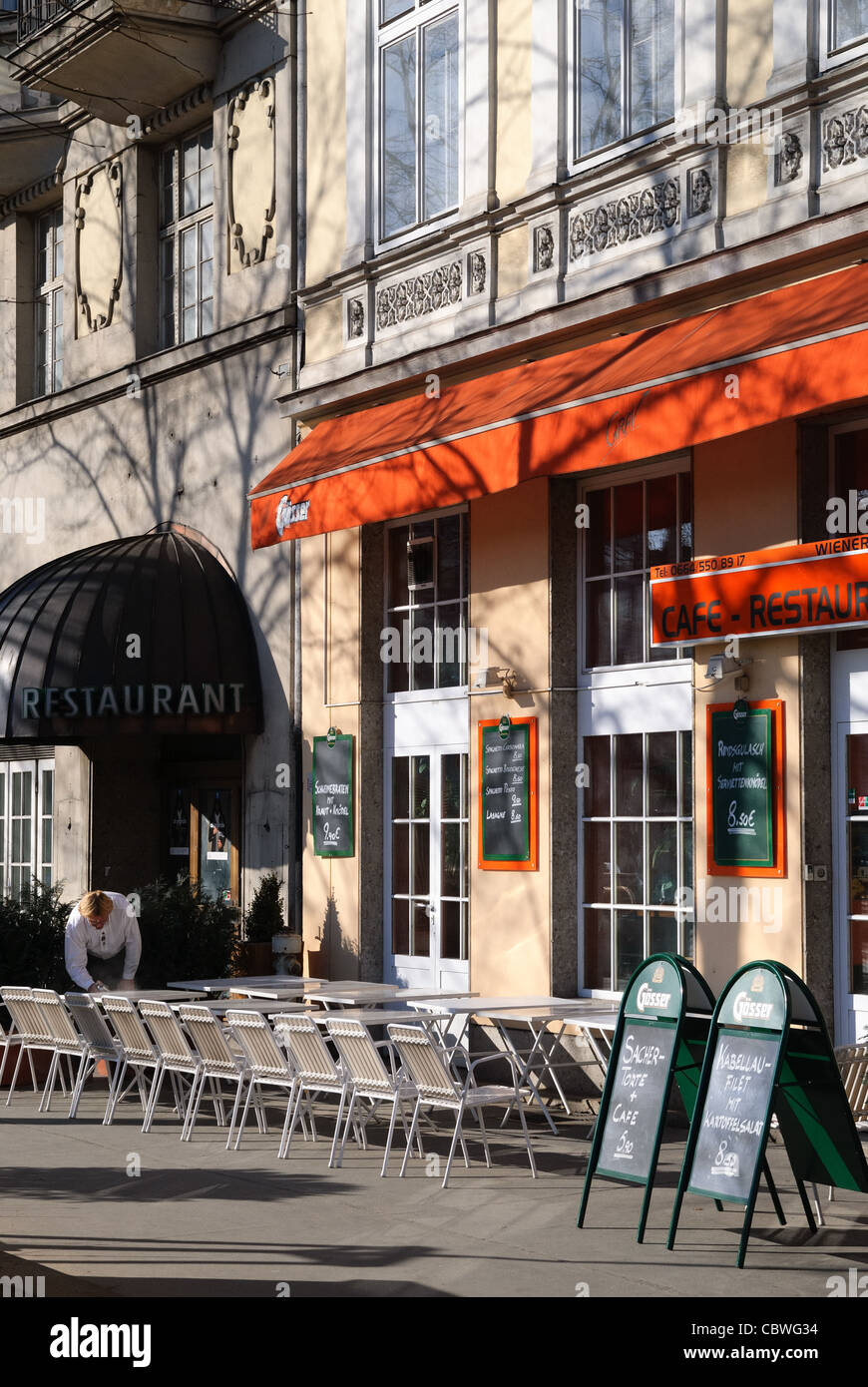 Österreich, Wien, Straße vor restaurant Stockfoto Österreich, Wien, Straße vor restaurant Stockfoto