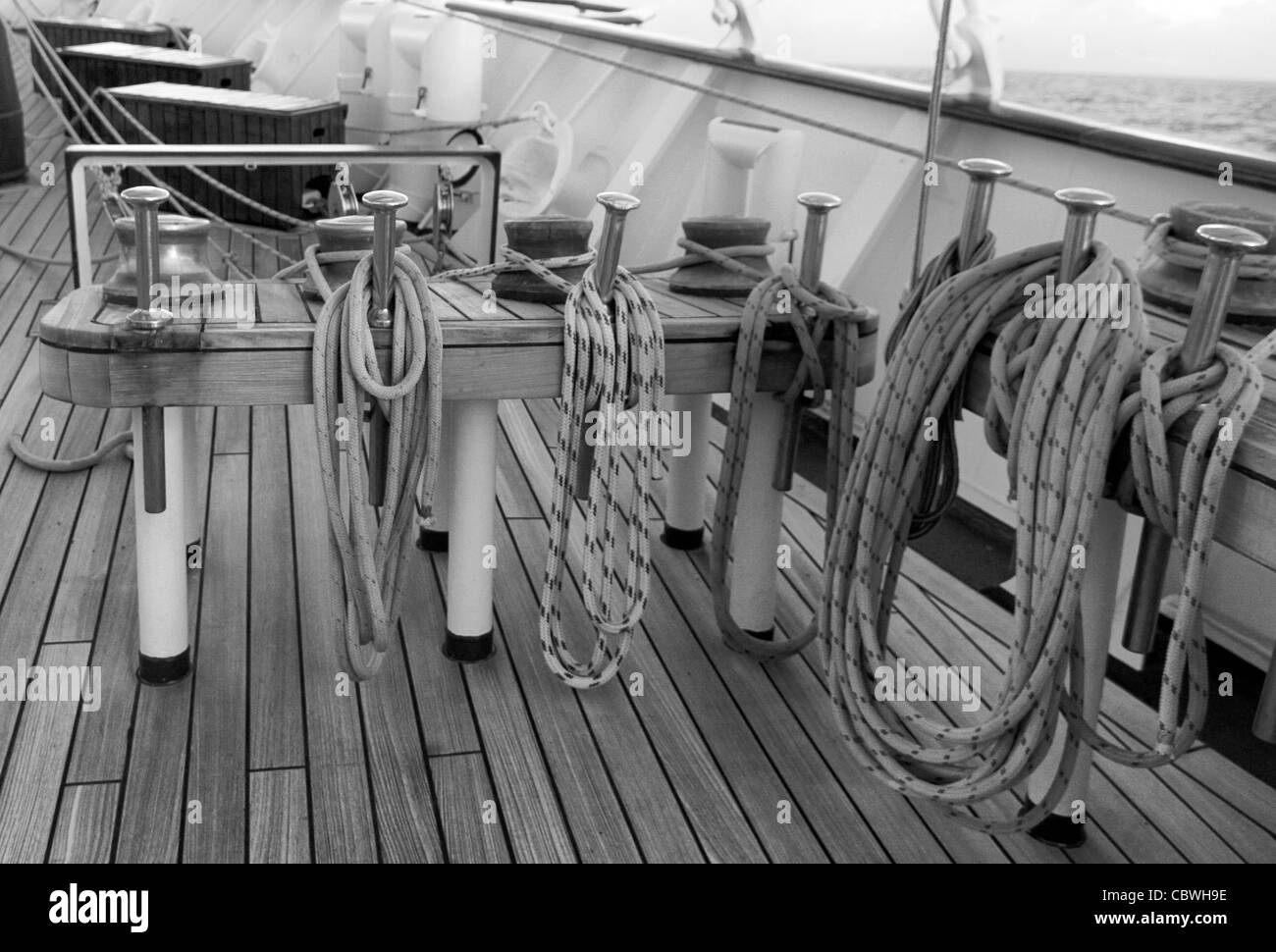 Eine Rack mit Blatt Winden und Belaying Pins auf Rahsegler Segeln Schiff Royal Clipper Stockfoto