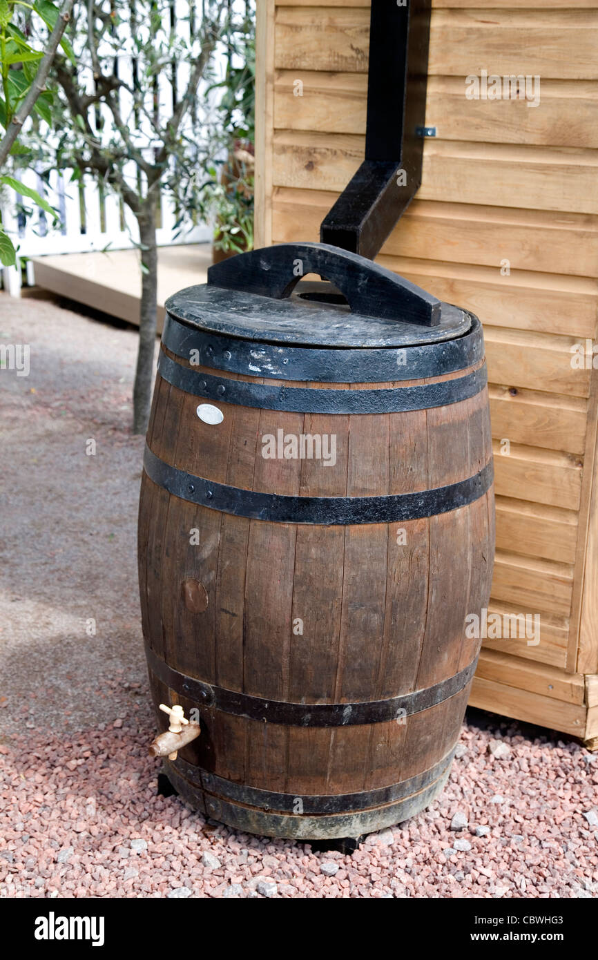 Regenwassernutzung in großen Holzfass Stockfoto