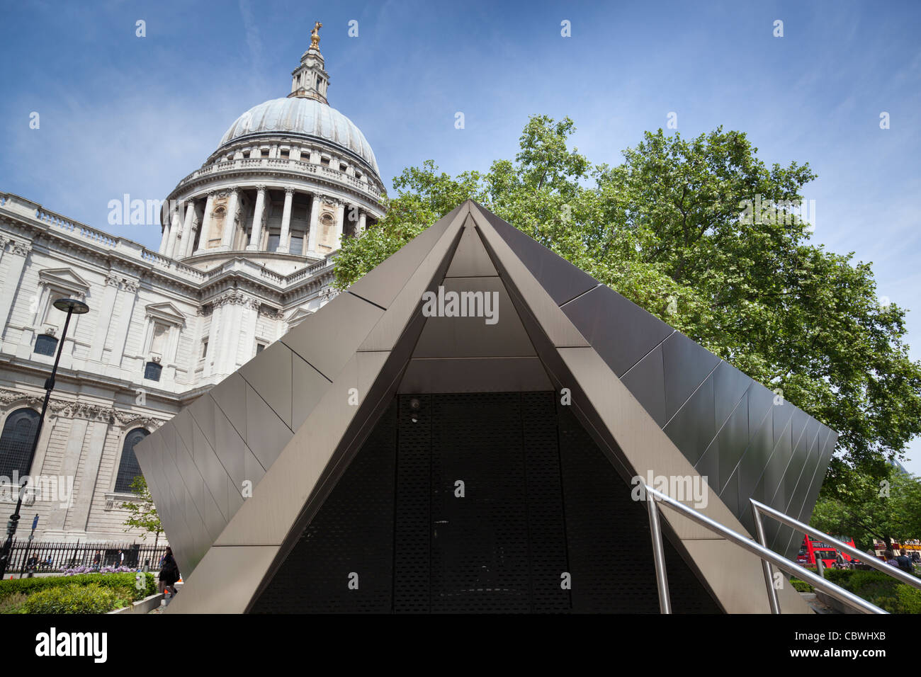 Moderne Stahl-Skulptur mit St. Pauls Kathedrale im Hintergrund. Stockfoto