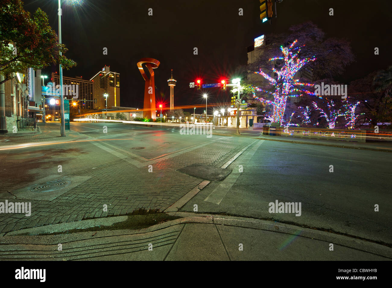 Nachtansicht des San Antonio River Walk Weihnachtsbeleuchtung, Freundschaft Fackel und Tower of America. Stockfoto