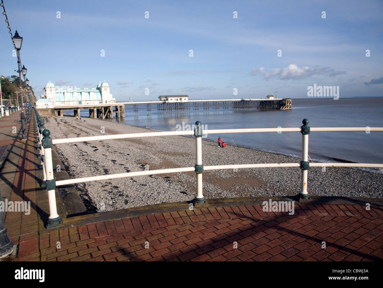 Promenade, Seebrücke und Strand im Winter, Penarth, Wales Stockfoto