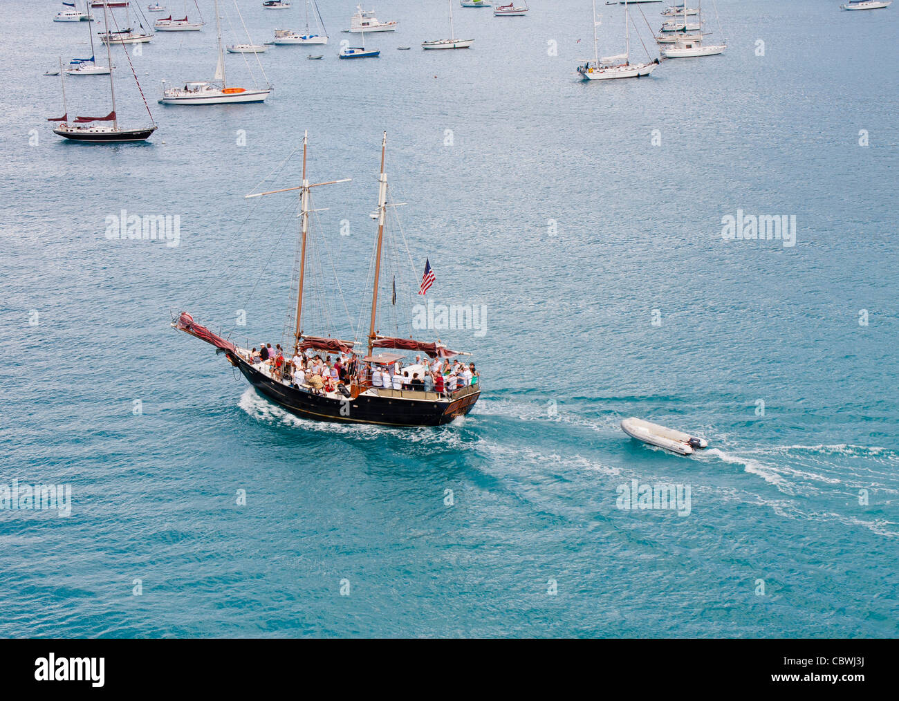 Ein zwei Masten Partyboot Außerbetriebnahme zum Meer Stockfoto