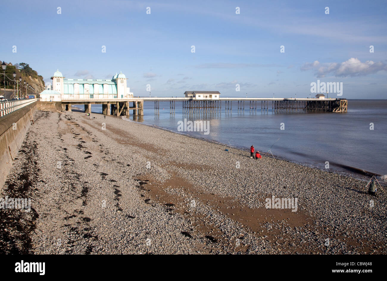 Promenade, Seebrücke und Strand im Winter, Penarth, Wales Stockfoto