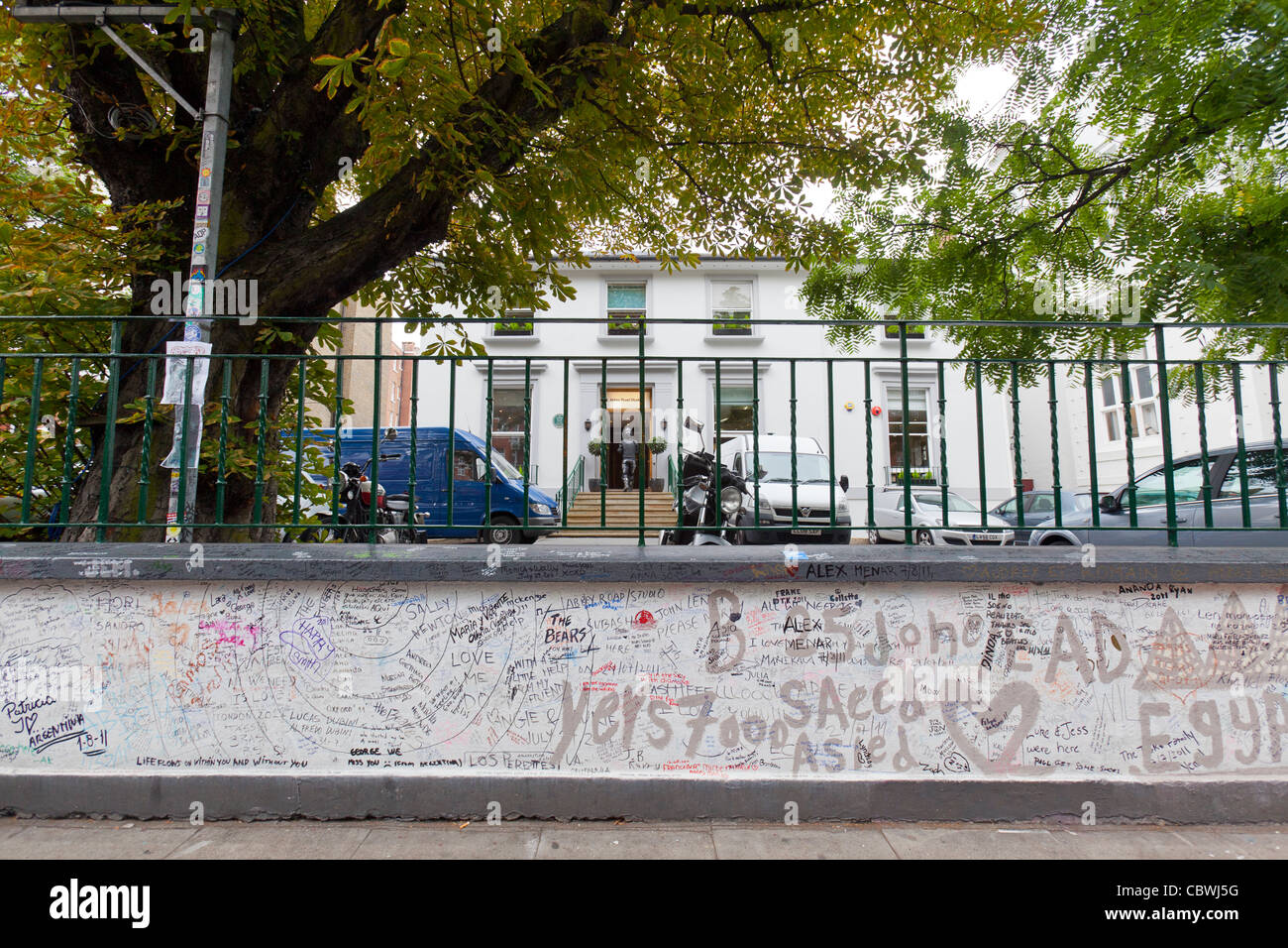 EMI Studios in London mit Beatles-Graffiti geschrieben vor dem Eingang. Stockfoto