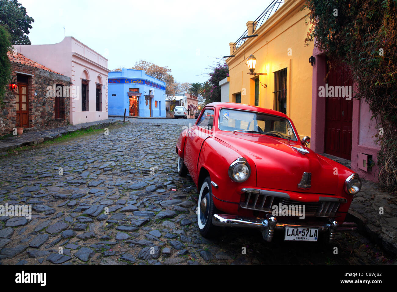 Alte rote Auto in Colonia del Sacramento Street. Uruguay, Südamerika. Stockfoto