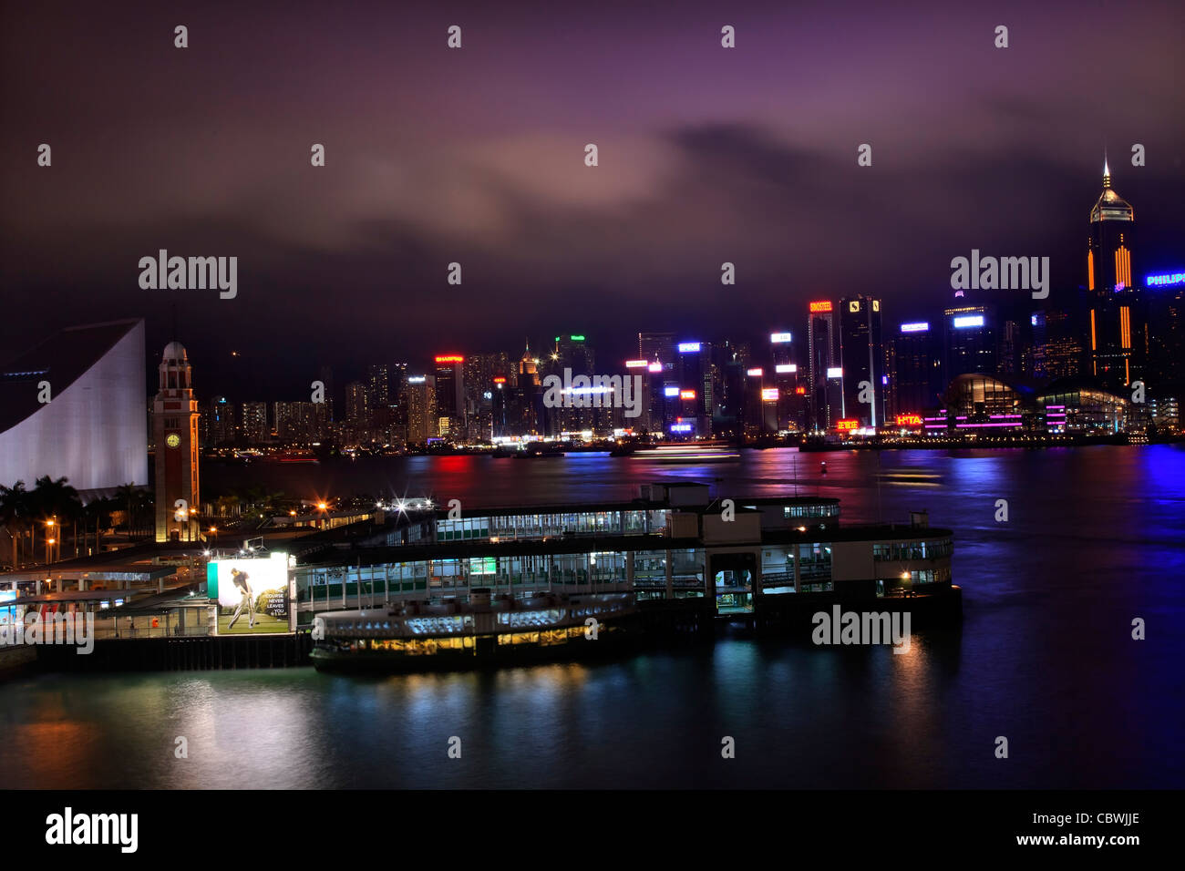Hong Kong Hafen Uhrturm in der Nacht mit Marken 8. Mai 2011 Kowloon Star Ferry Reflexion Stockfoto