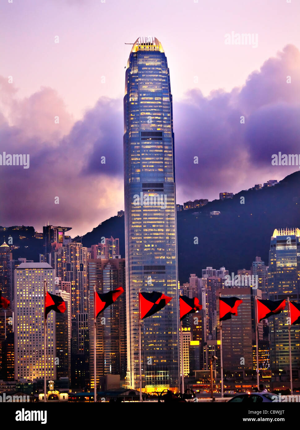 Zwei International Finance Centre Hong Kong Hafen Sonnenuntergang rote Fahnen von Kowloon Stockfoto