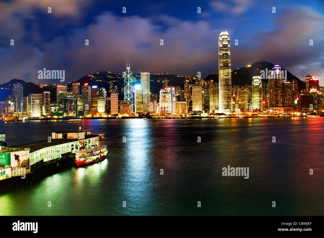 Hong Kong Hafen bei Nacht von Kowloon Star Ferry Reflexion Stockfoto