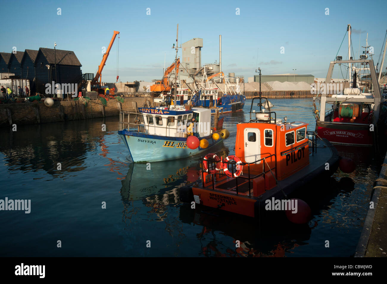 Angelboot/Fischerboot Rückkehr vom Fischen Angelboote/Fischerboote und Netze in Whitstable Hafen Kent England Stockfoto
