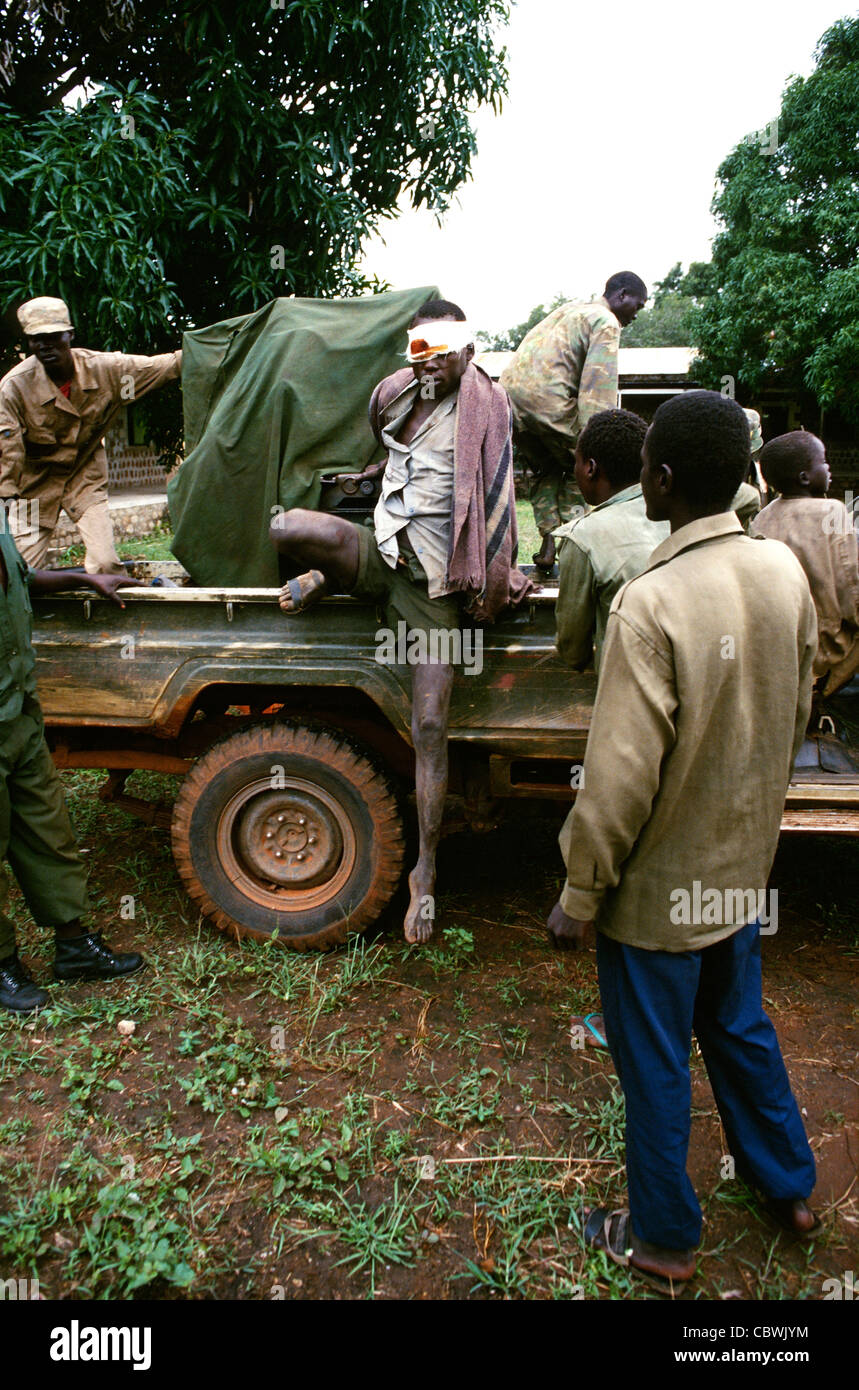 Verwundete Soldaten der Sudanesischen Volksbefreiungsarmee, die während einer Konfrontation mit nordsudanesischen Truppen erschossen wurde und während des Bürgerkriegs 1997 in ein Krankenhaus im Südsudan gebracht wurde Stockfoto