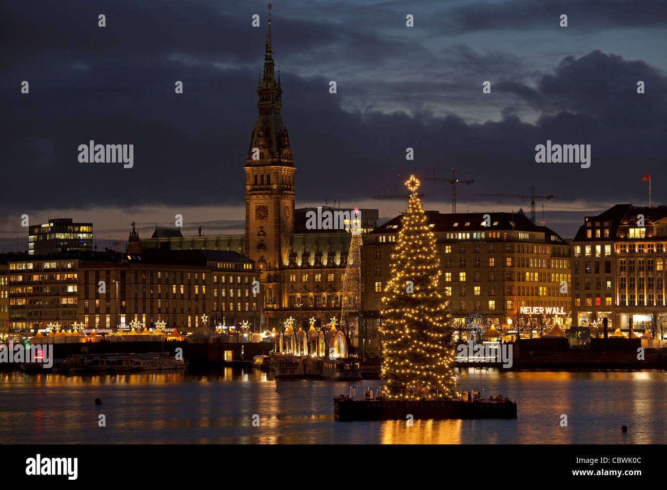 Blick über Hamburg mit dem Rathaus in Binnenalster (See Binnenalster) kurz vor Weihnachten Stockfoto