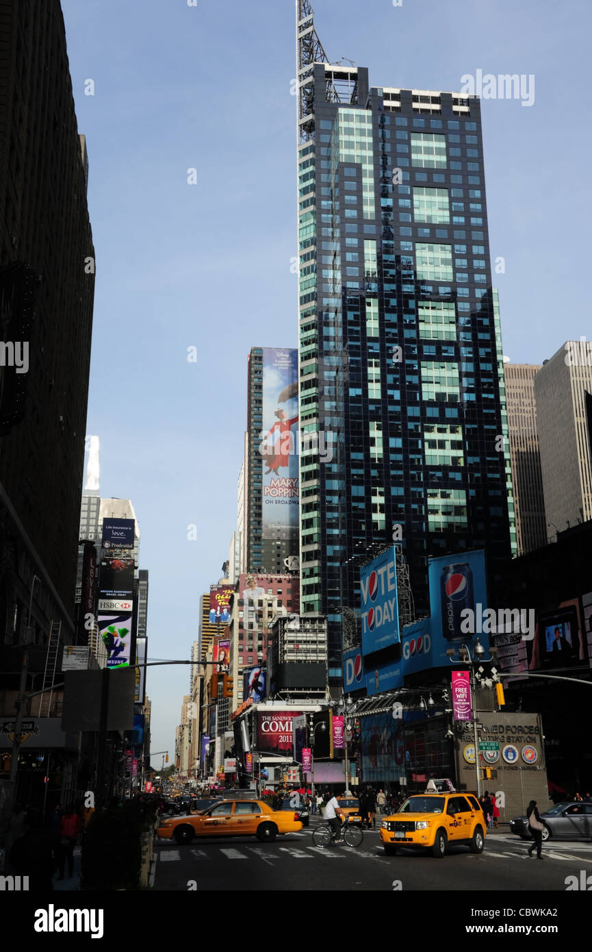 Blauer Himmel Porträt, in Richtung Central Park, Menschen, gelben Taxis, Billboards, Wolkenkratzer, 7th Avenue an der West 43rd Street in New York Stockfoto