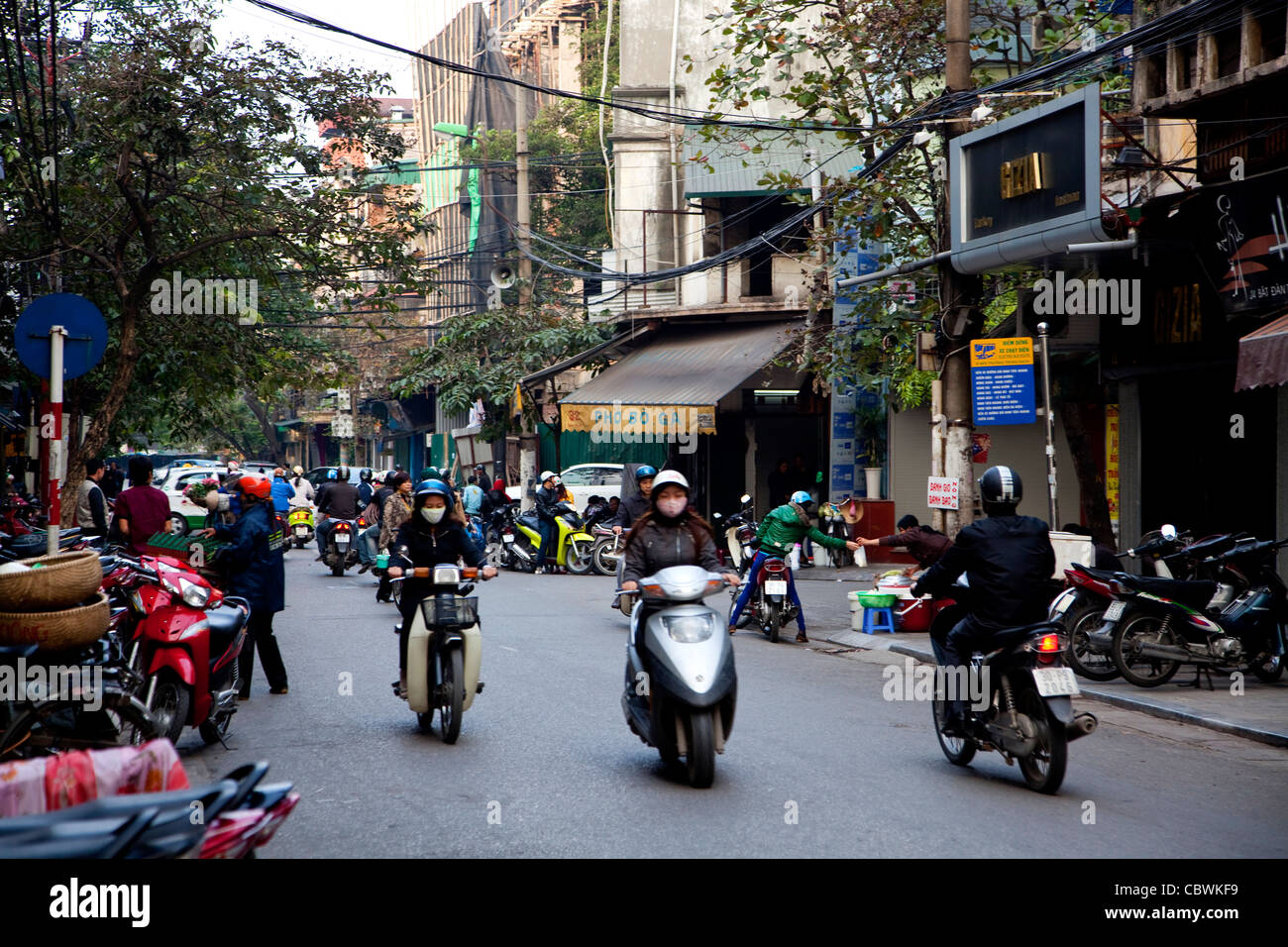 Verkehr mit Autos, Motorroller, Fahrräder, Motorräder und Menschen in Altstadt, Hanoi, Vietnam, Asien Stockfoto