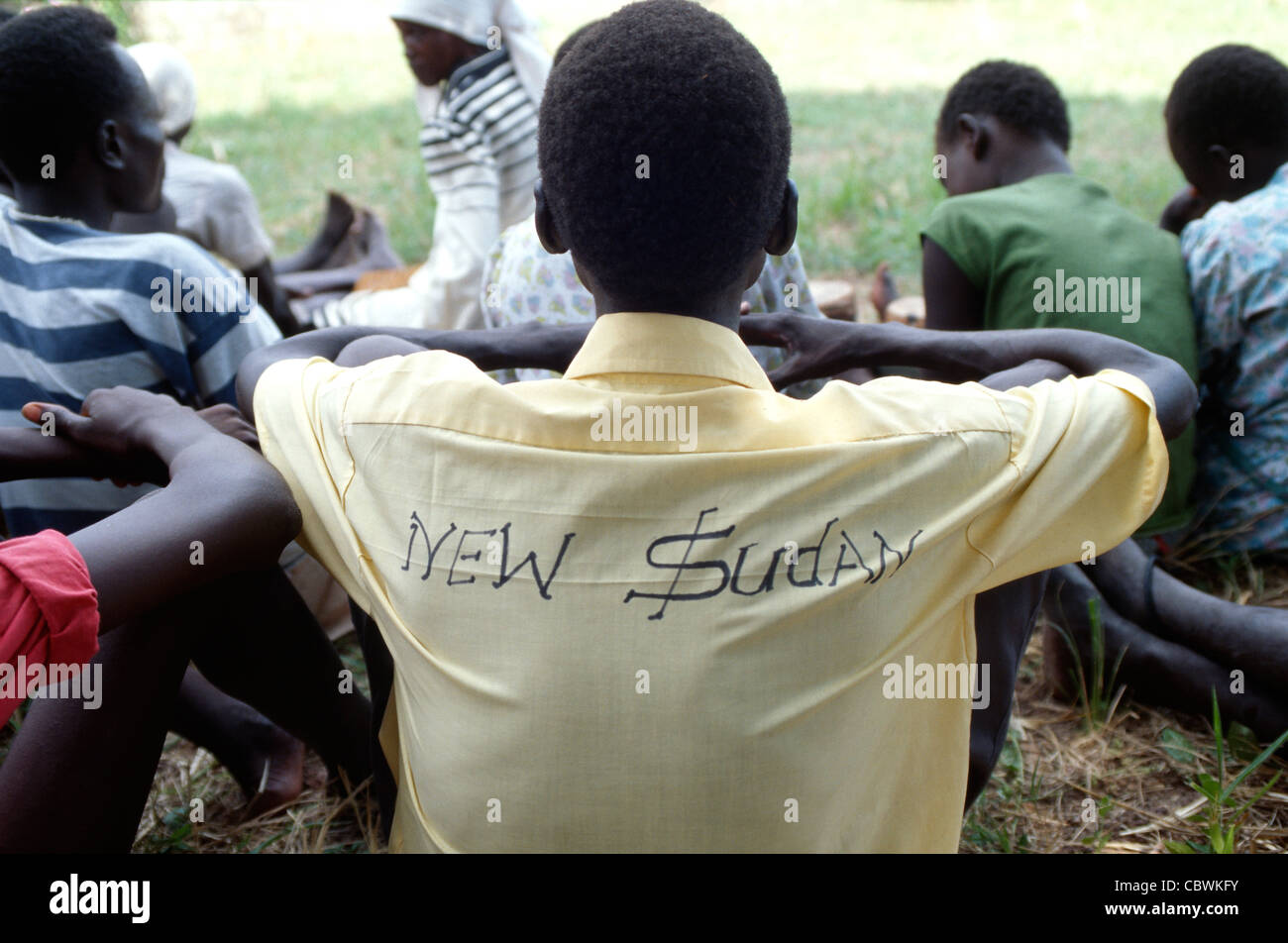 Sudanesischer Mann mit dem Slogan „New Sudan“ auf seinem Hemd während des Bürgerkriegs im Südsudan 1997 Stockfoto