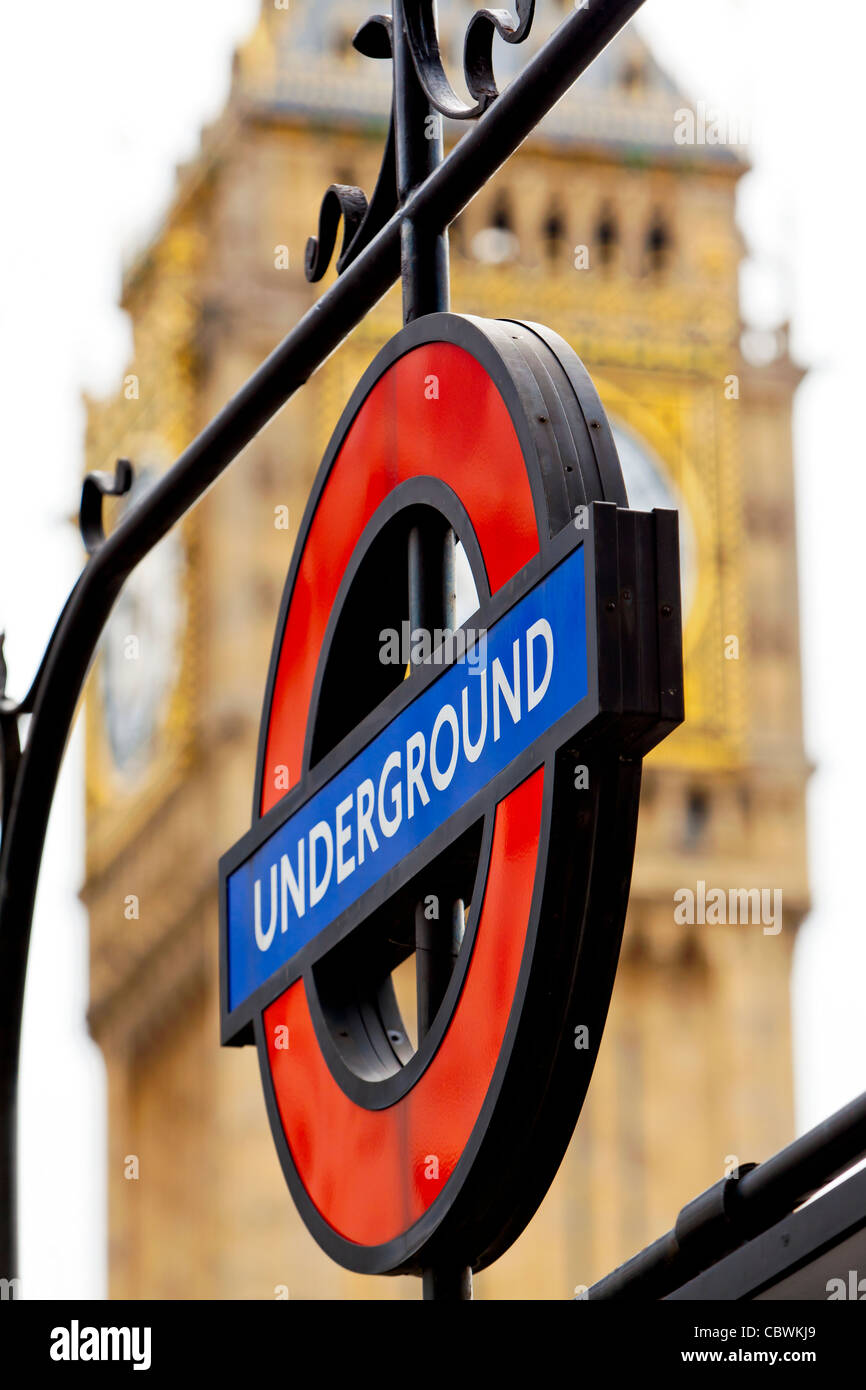 Ein Blick auf Big Ben und eine unterirdische U-Bahn-Zeichen. Stockfoto