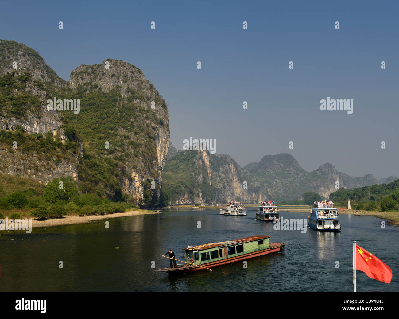Kreuzfahrtschiffe und verrosteten Kahn auf dem Li Fluss Guangxi Volksrepublik China mit Kuppel Karstgebirge Stockfoto