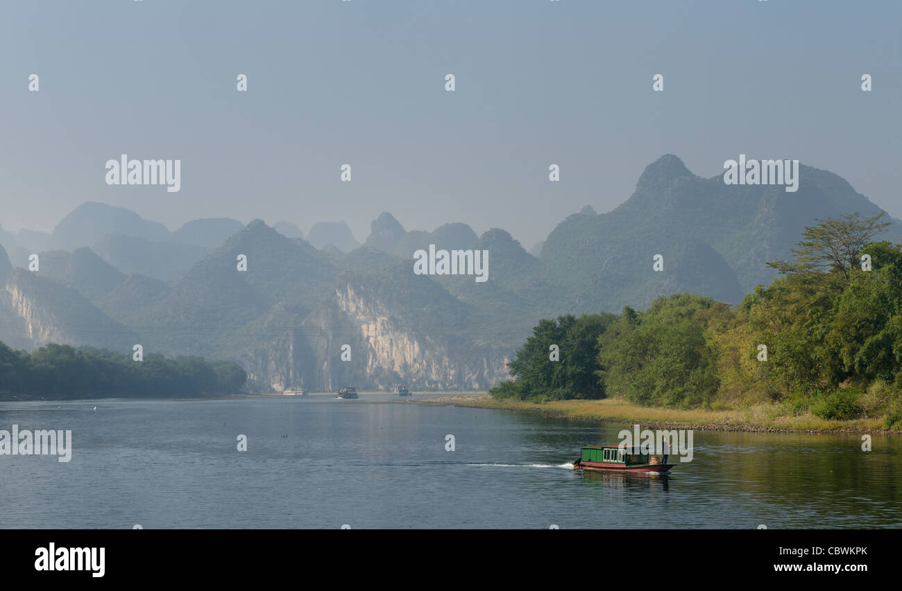 Panorama der alten Lastkahn und Kreuzfahrt Boote auf dem Li Fluss Guangxi China mit Kuppel Karstgebirge Stockfoto